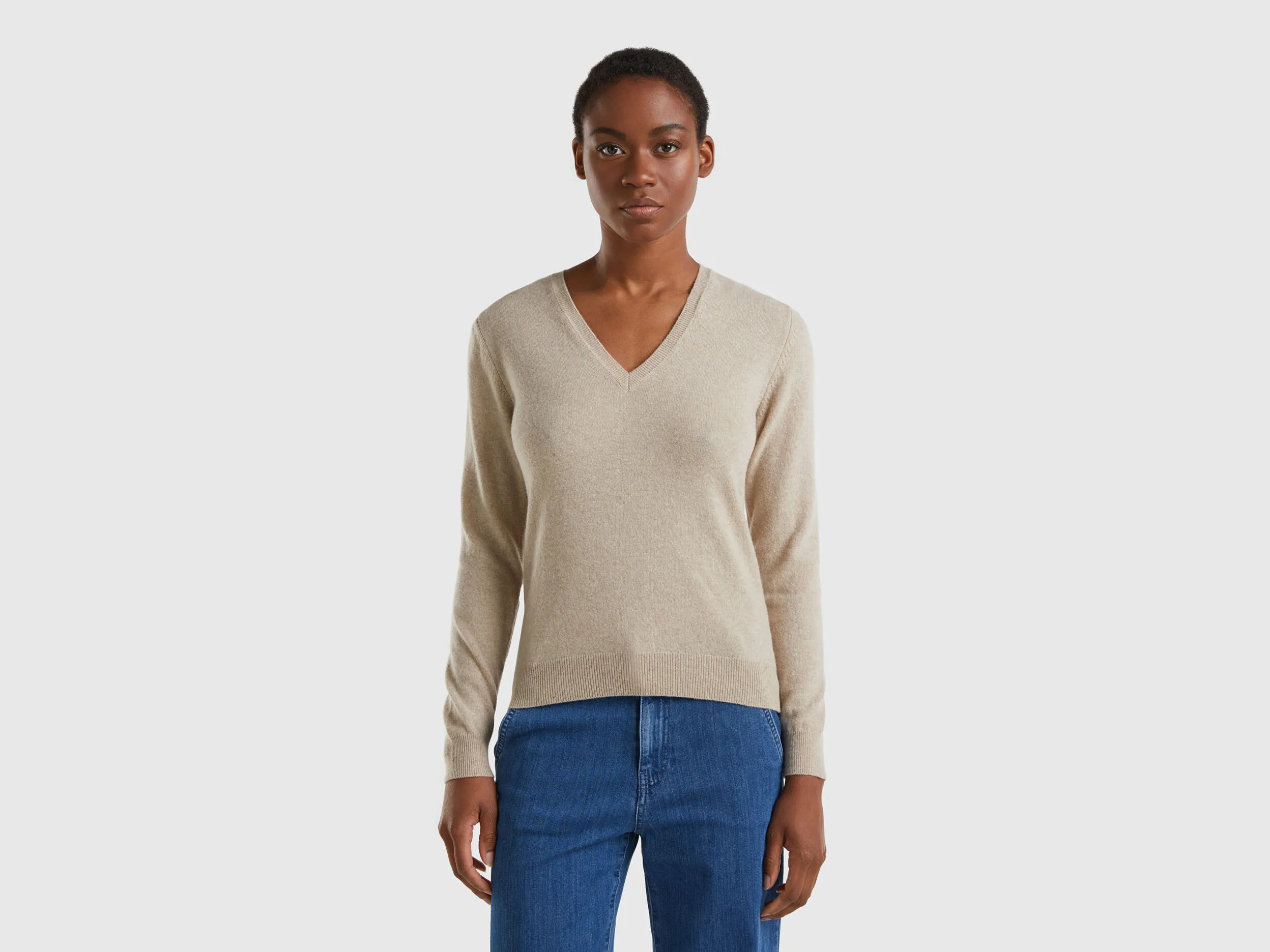 Jersey de pura lana Merina beige con escote de pico
