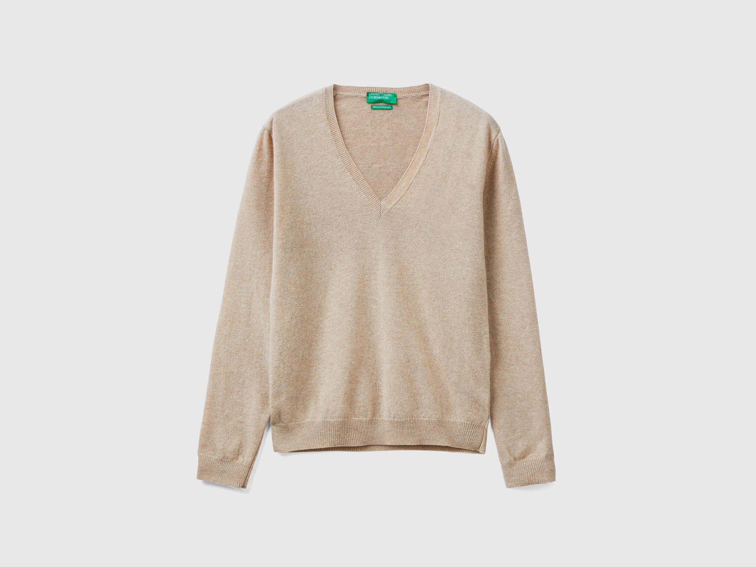 Jersey de pura lana Merina beige con escote de pico