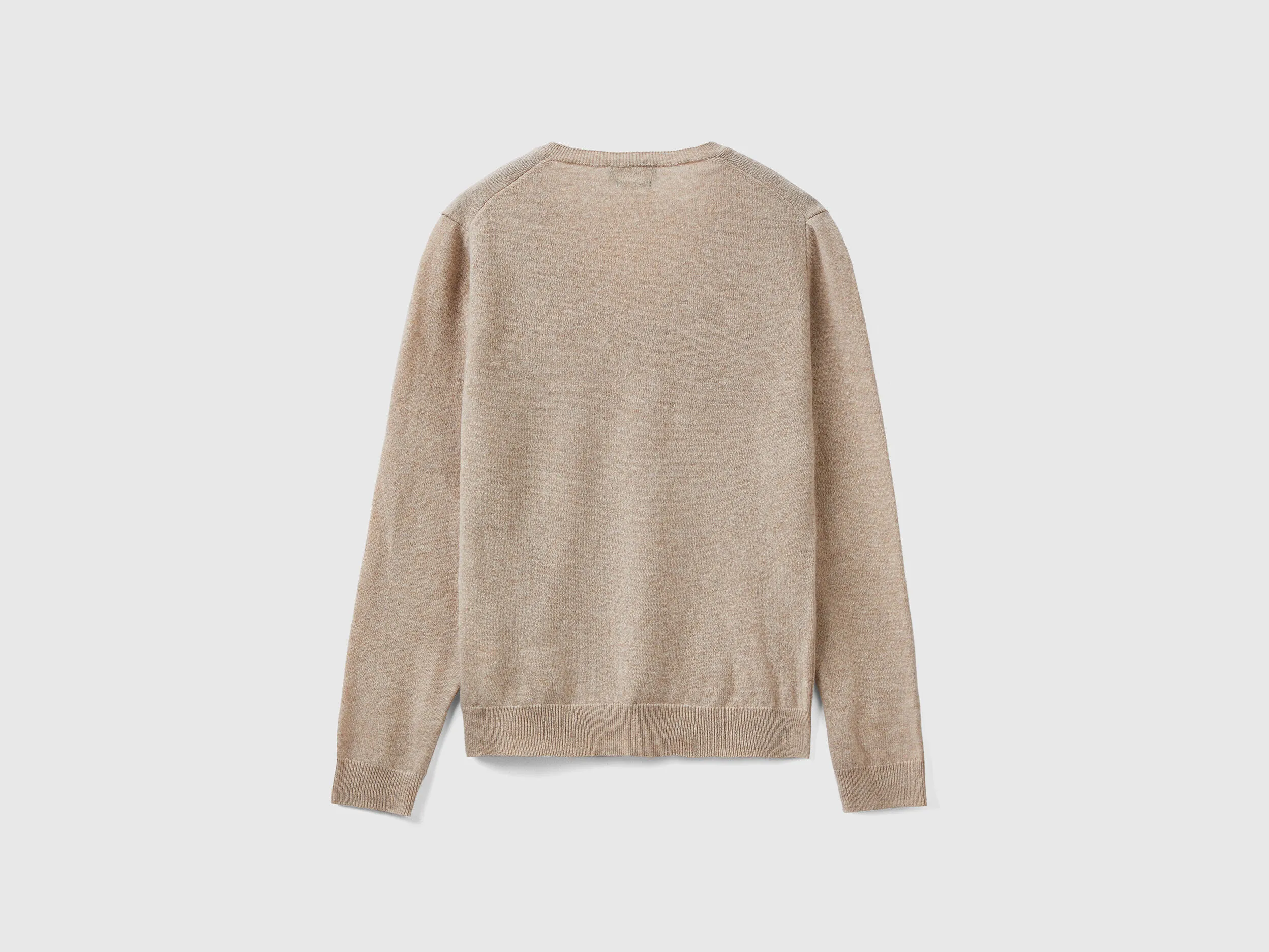 Jersey de pura lana Merina beige con escote de pico