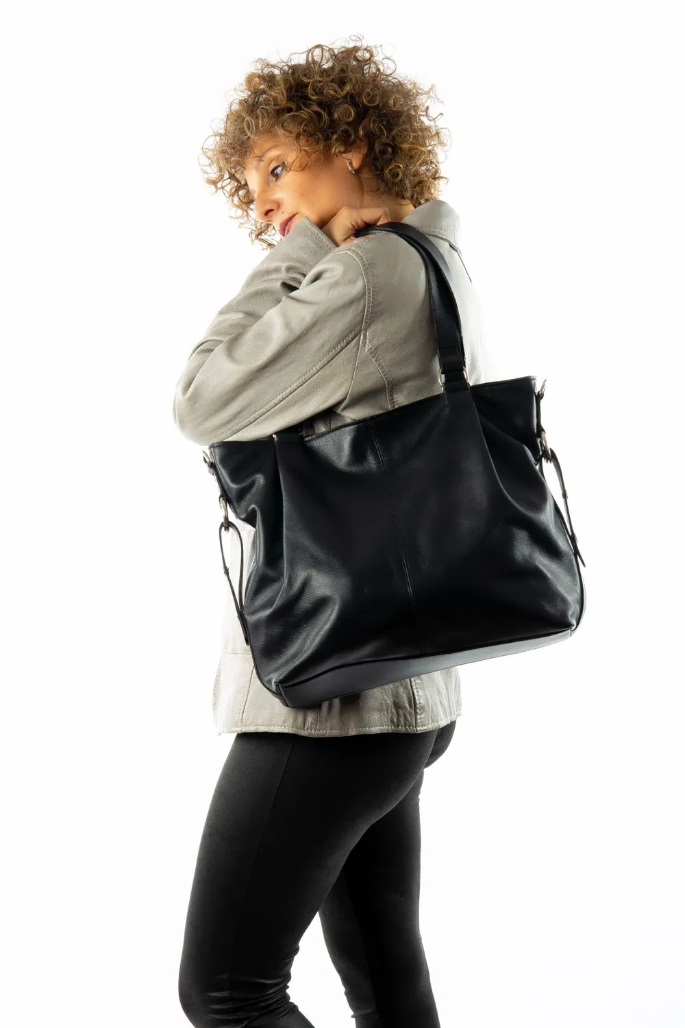 Ledertasche mit seitlichen Besätzen.