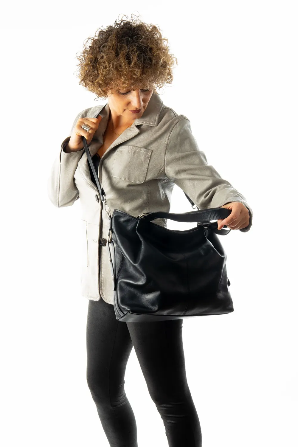 Ledertasche mit seitlichen Besätzen.
