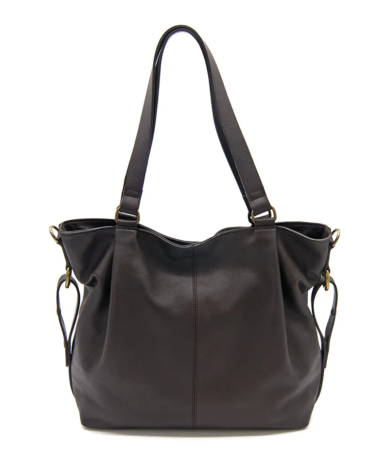 Ledertasche mit seitlichen Besätzen.