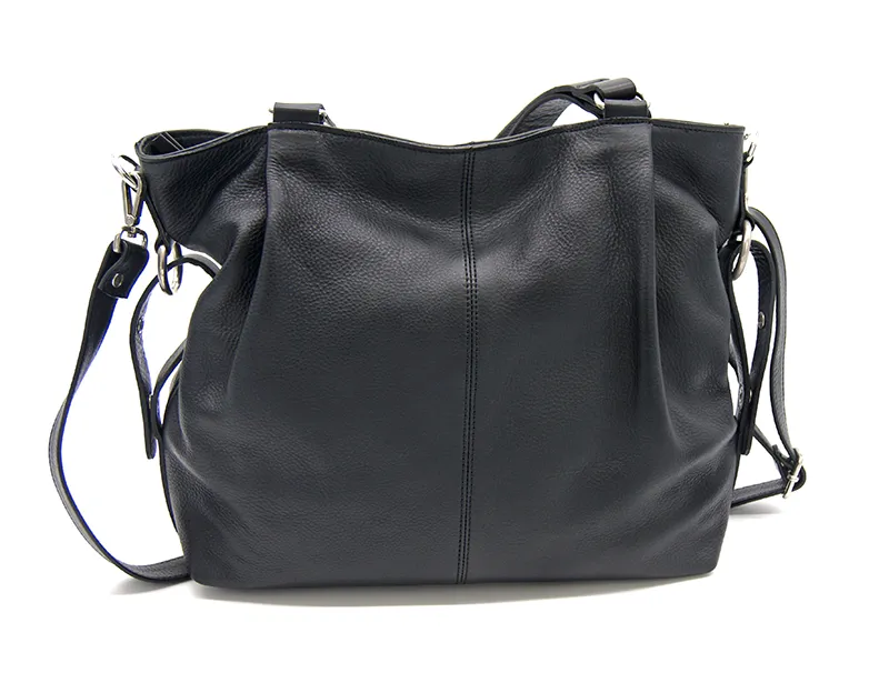 Ledertasche mit seitlichen Besätzen.