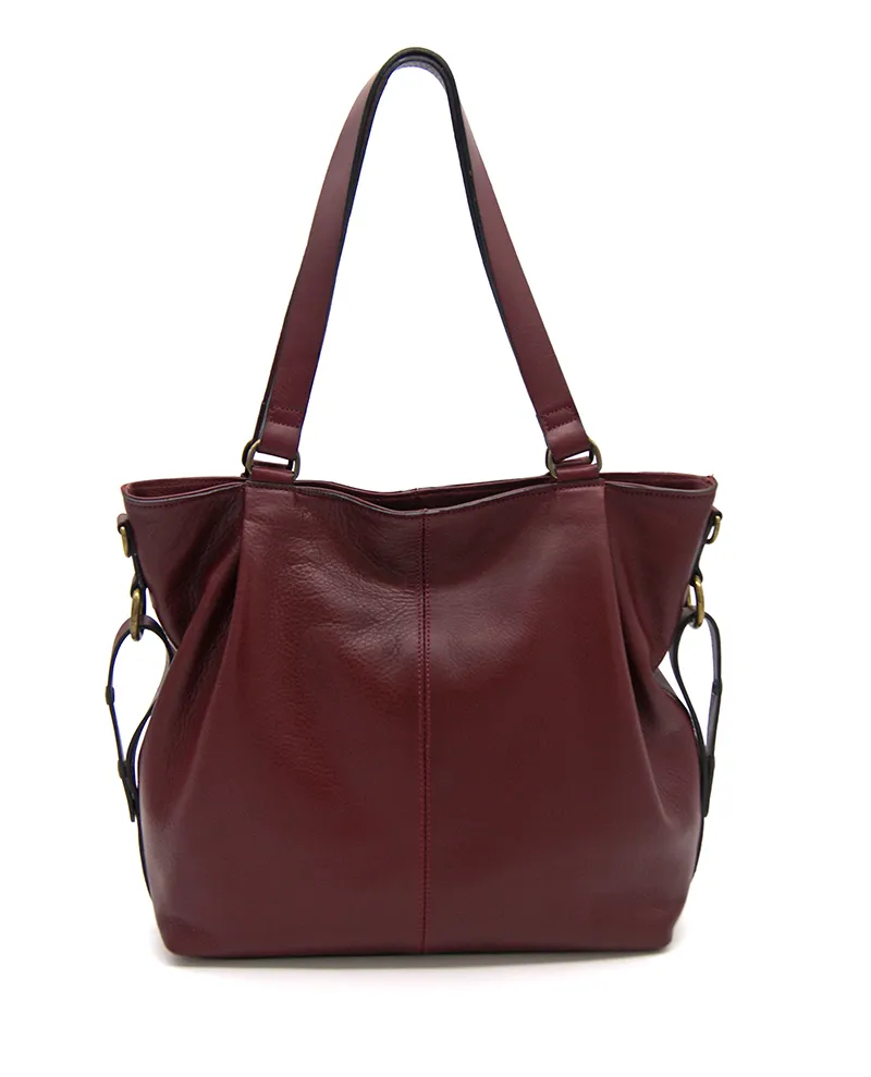 Ledertasche mit seitlichen Besätzen.