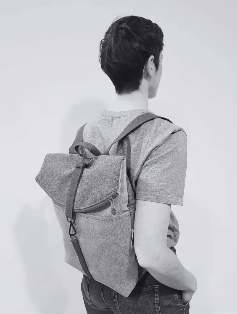 Mochila reciclada amarilla con interior retro