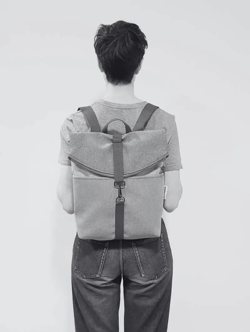 Mochila reciclada amarilla con interior retro