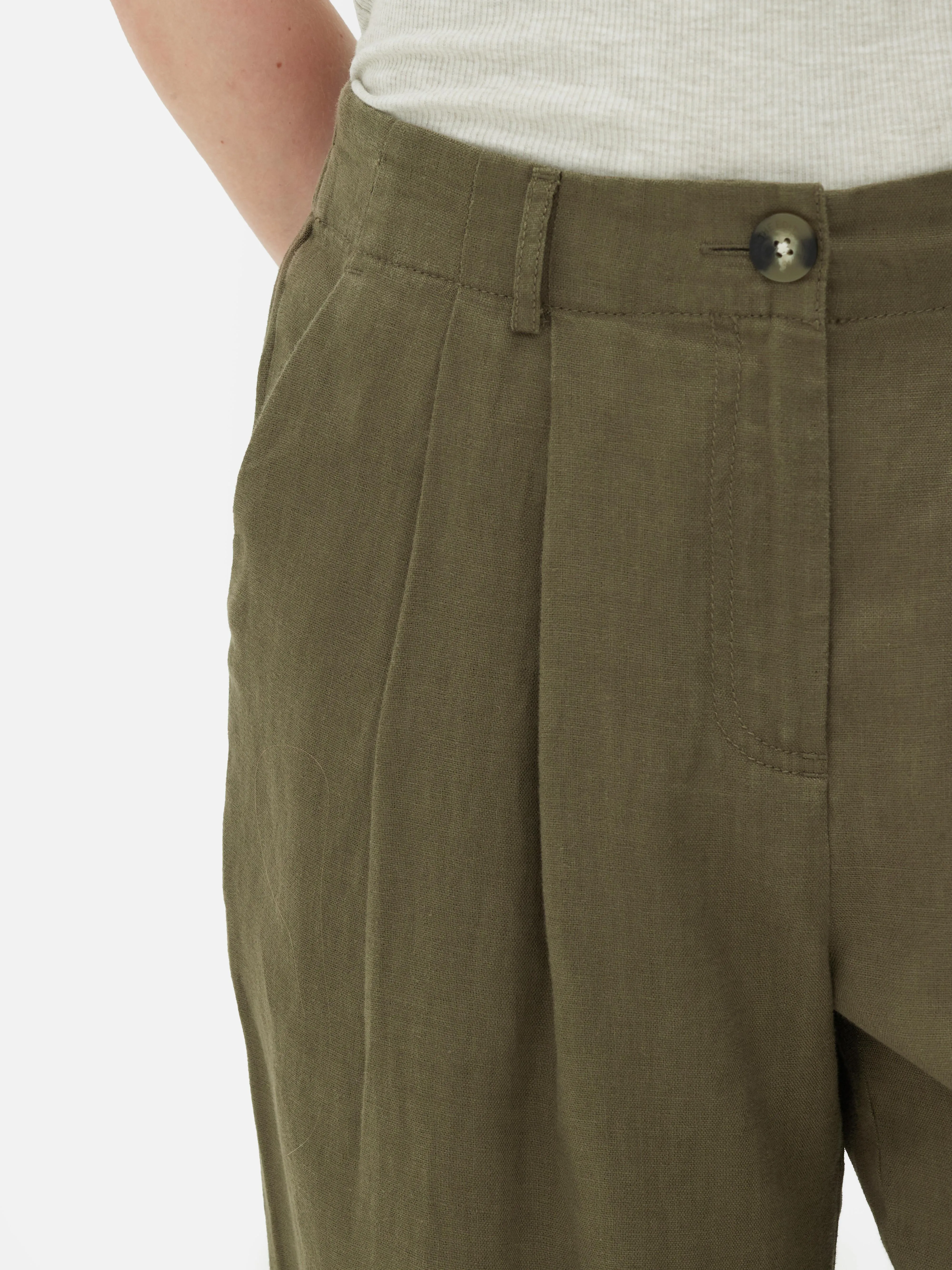 Pantalones de lino con pinzas de The Edit