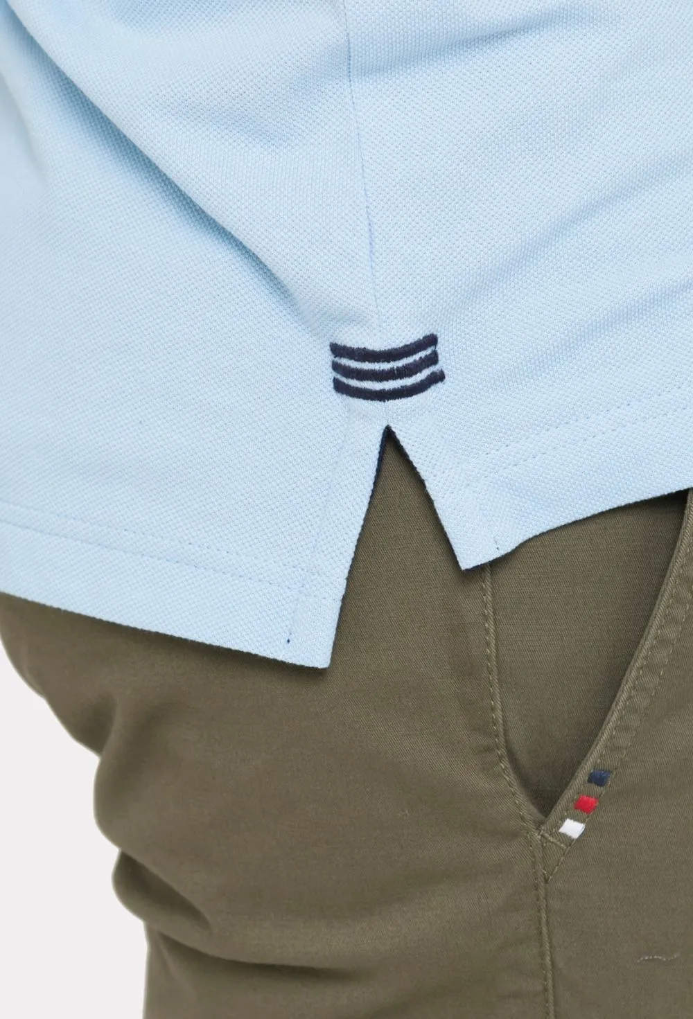 Polo clásico de verano celeste