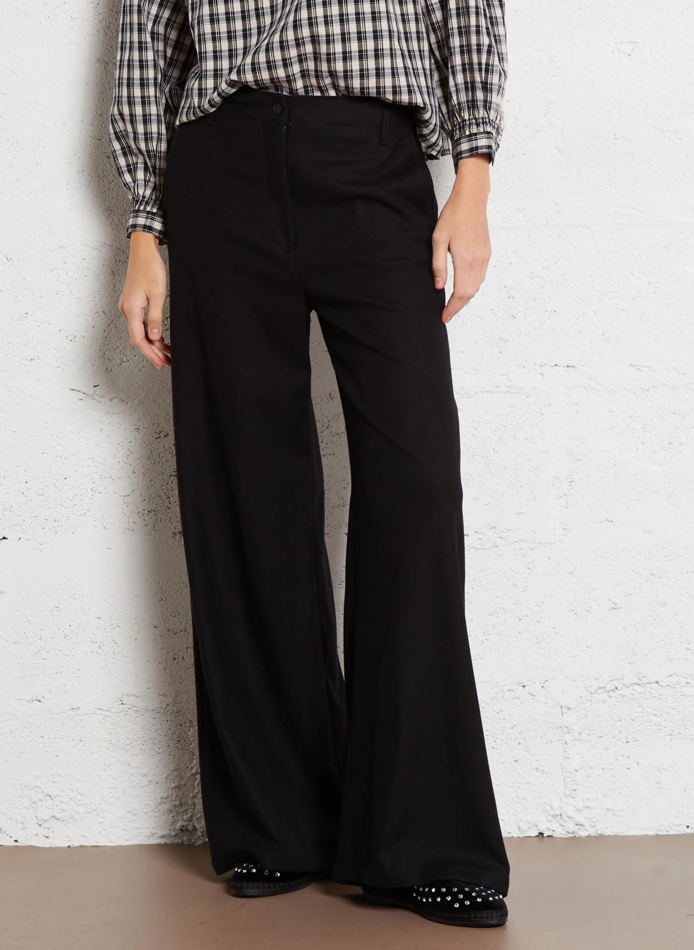 POMEO  PANTALóN RECTO DE TALLE SEMIALTO EN NEGRO