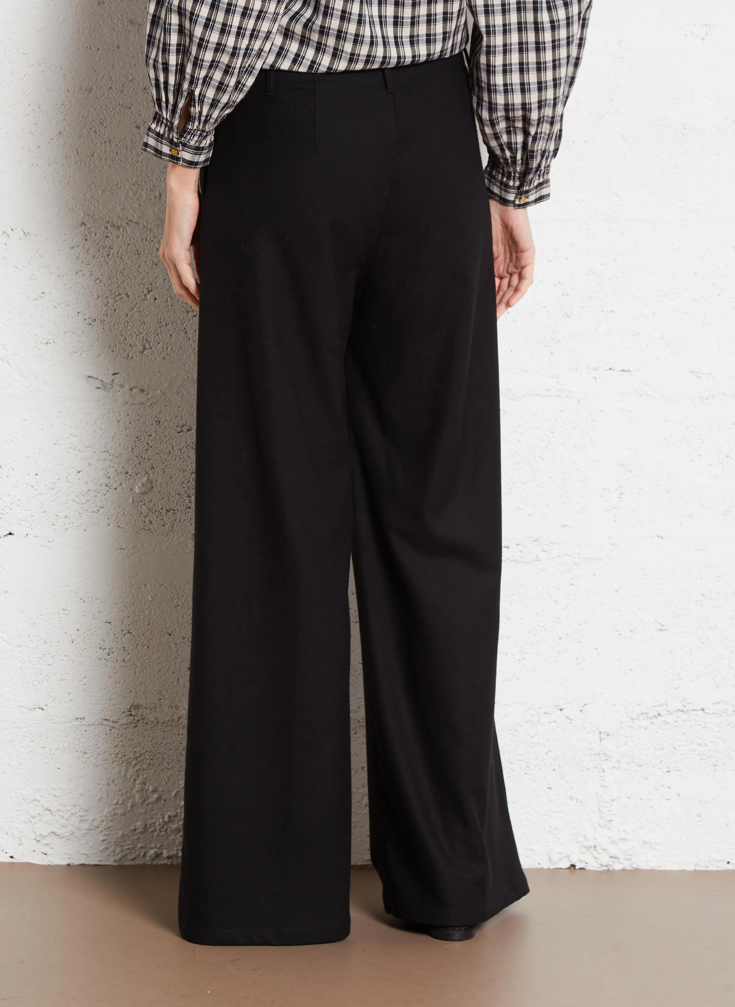 POMEO  PANTALóN RECTO DE TALLE SEMIALTO EN NEGRO