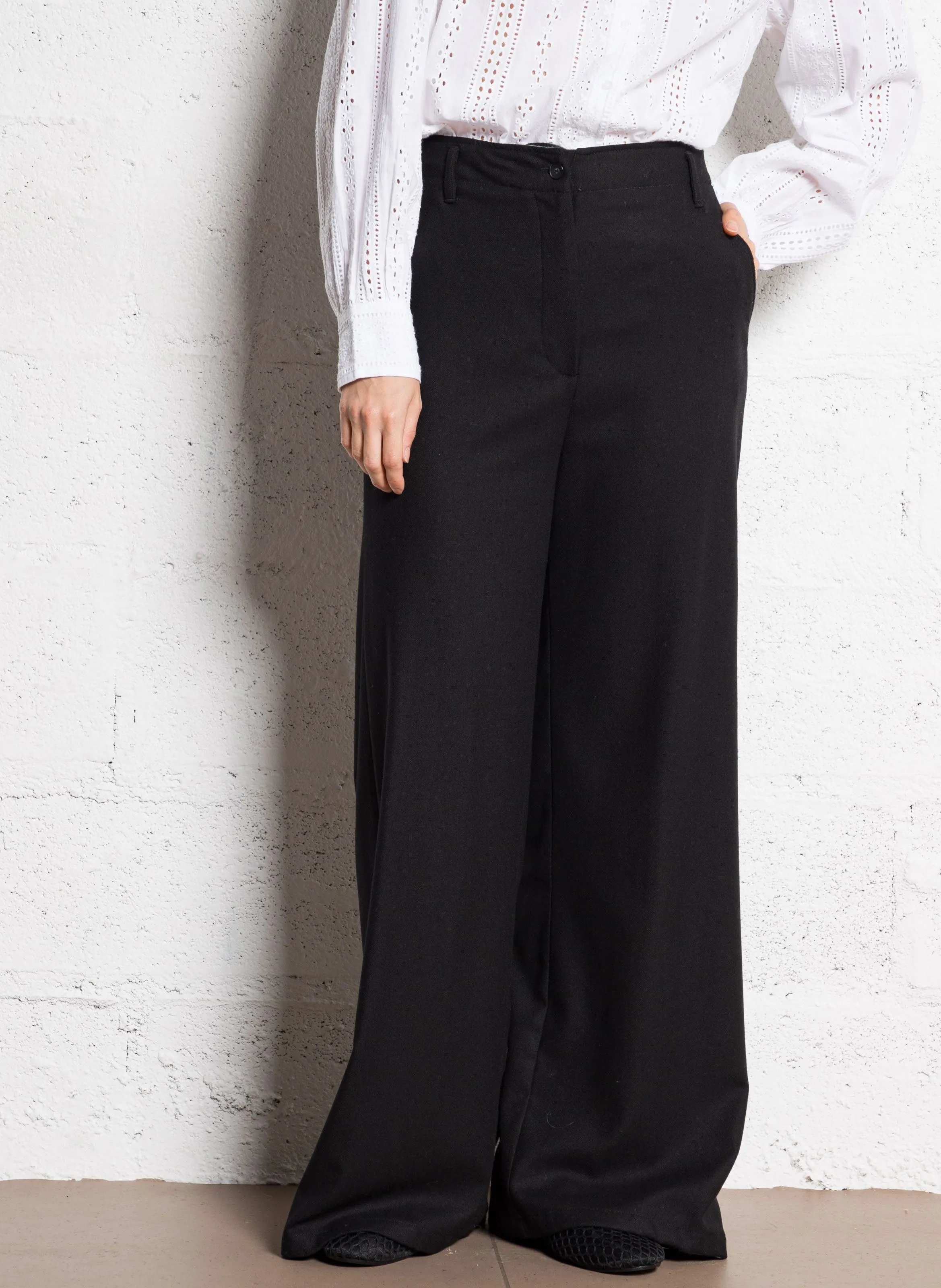 POMEO  PANTALóN RECTO DE TALLE SEMIALTO EN NEGRO