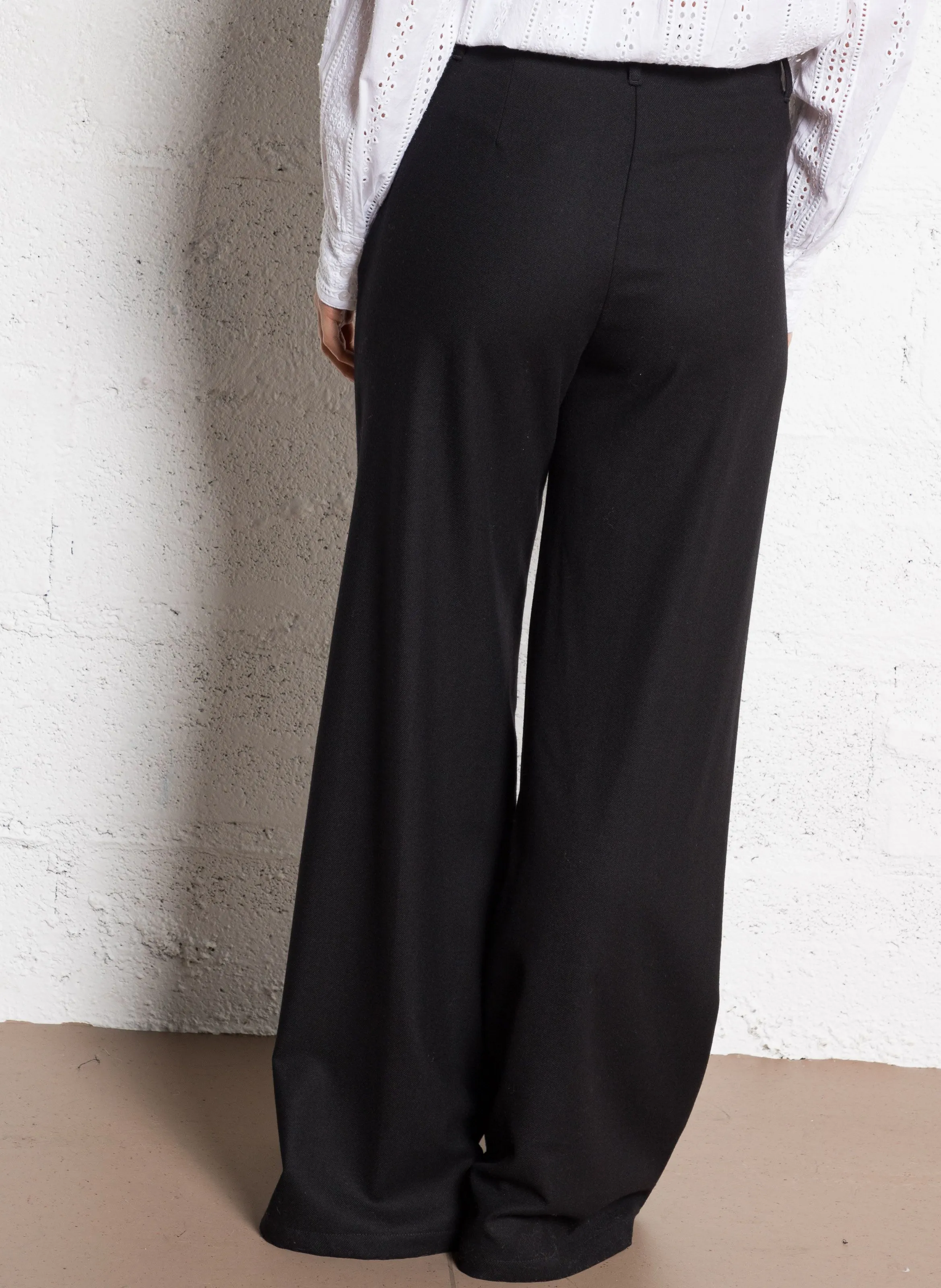 POMEO  PANTALóN RECTO DE TALLE SEMIALTO EN NEGRO