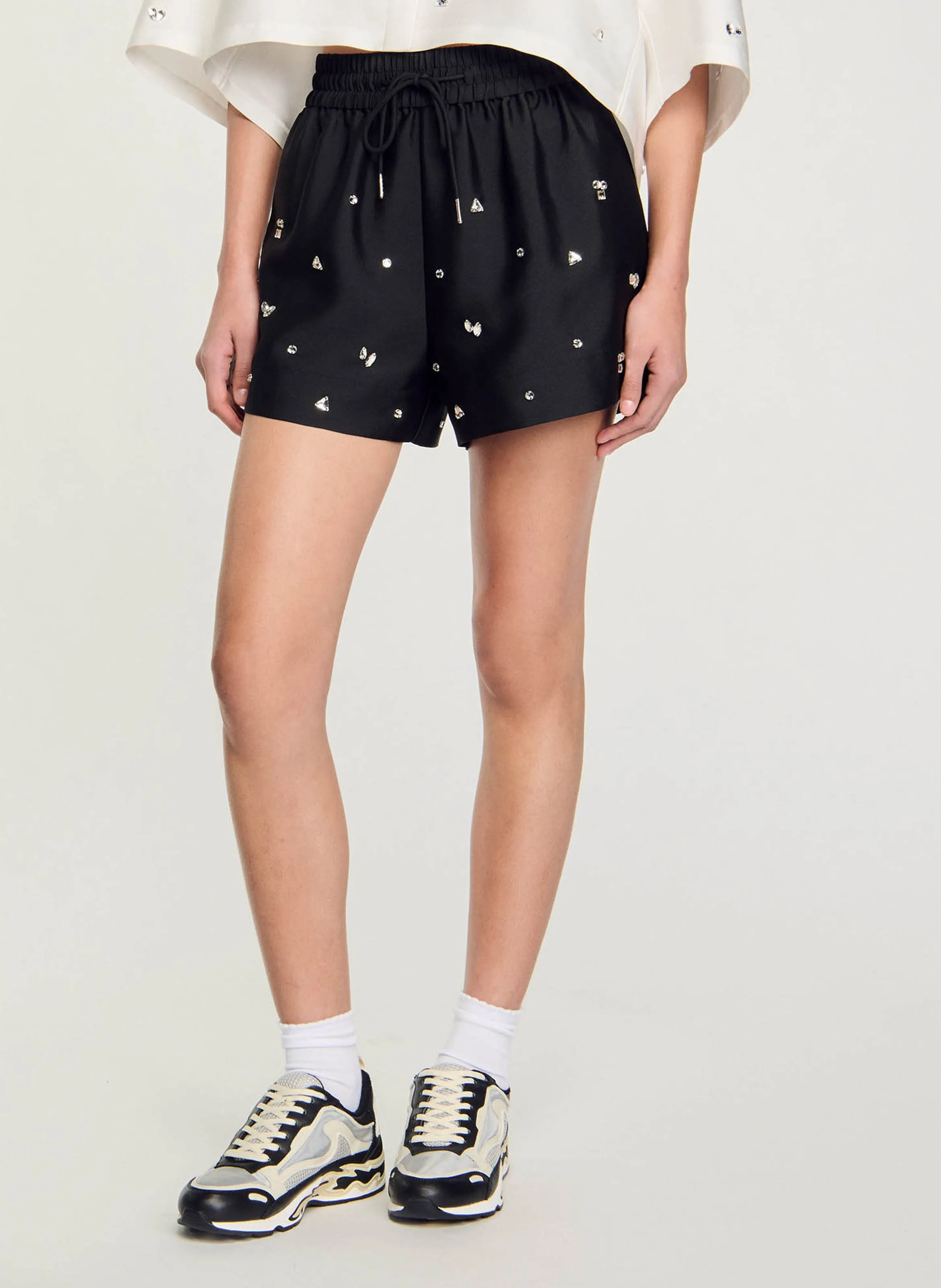 SANDRO Short de talle alta con pedrería. en negro