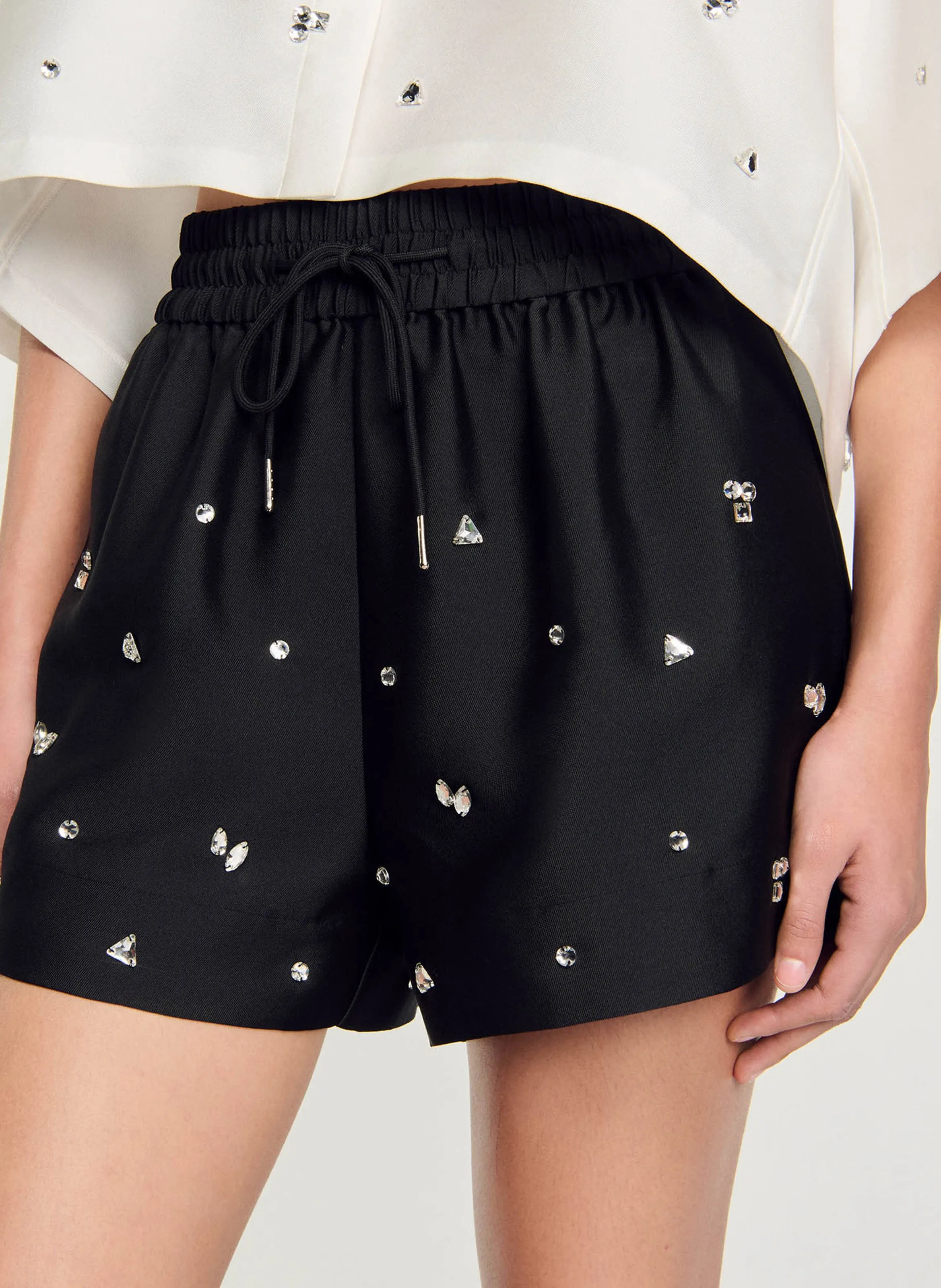 SANDRO Short de talle alta con pedrería. en negro