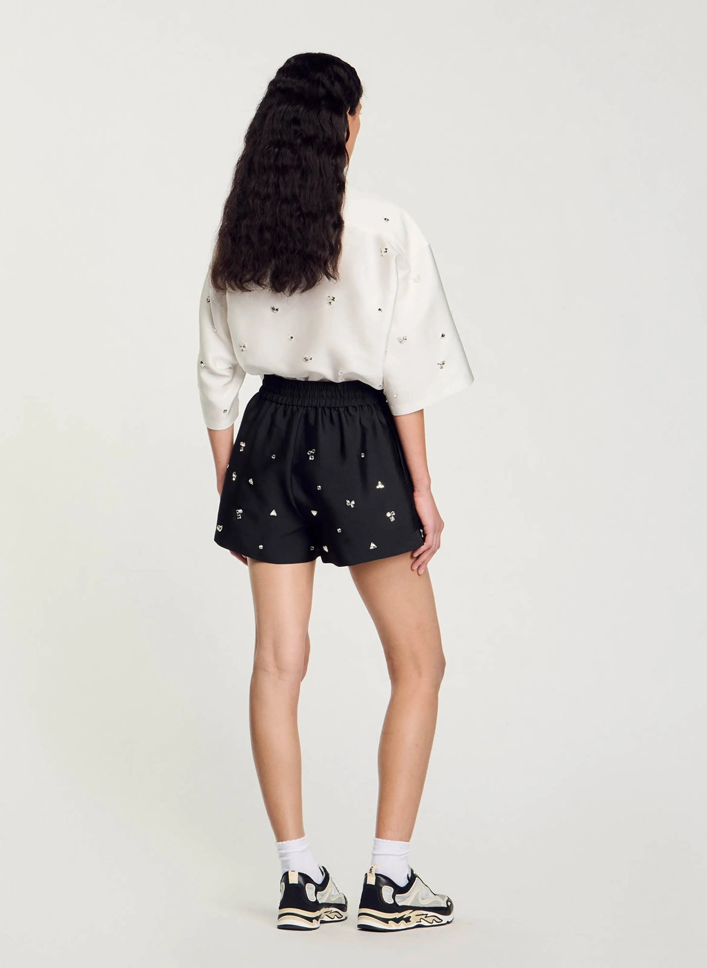 SANDRO Short de talle alta con pedrería. en negro
