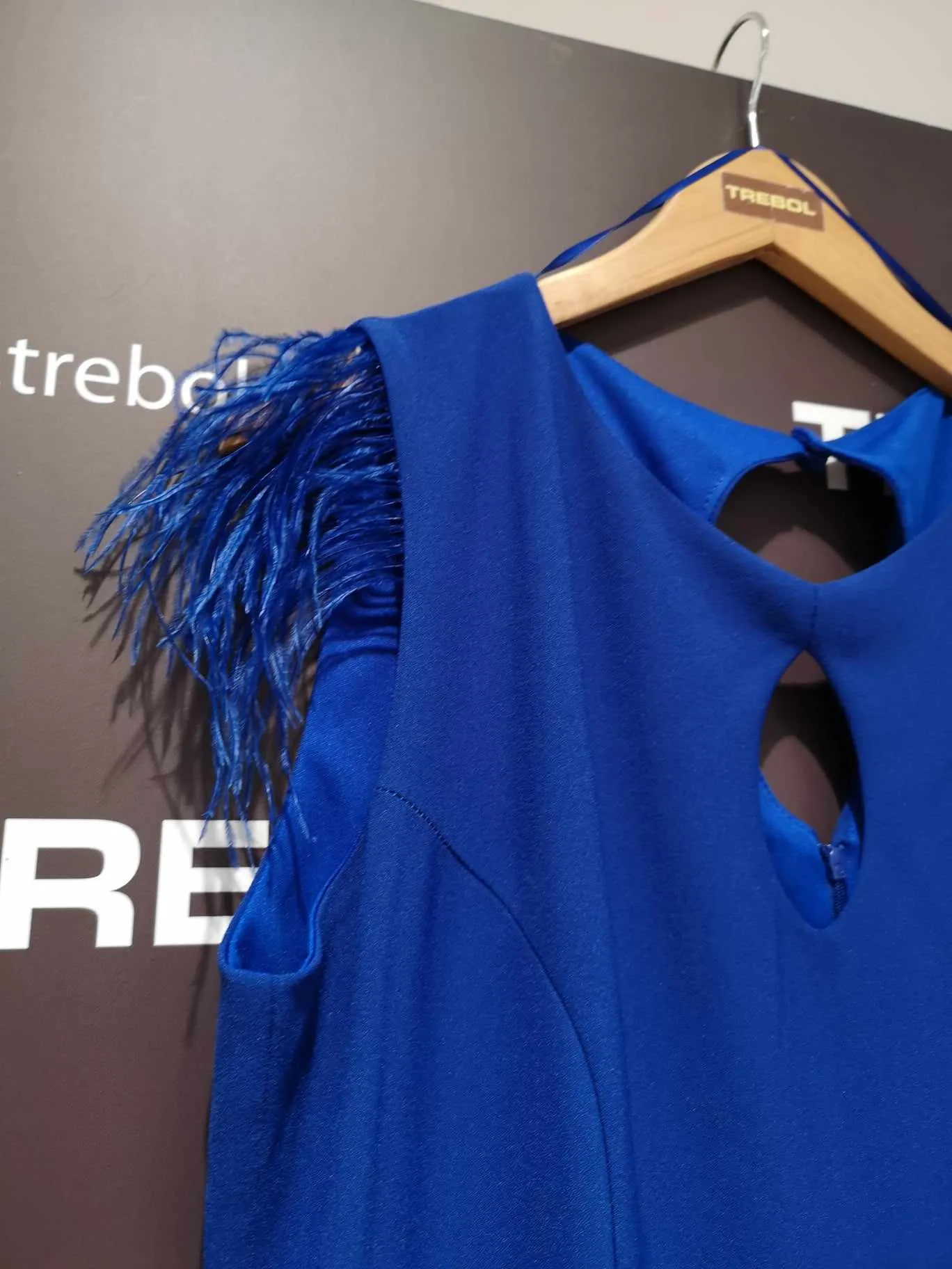 Vestido largo con plumas en los hombros