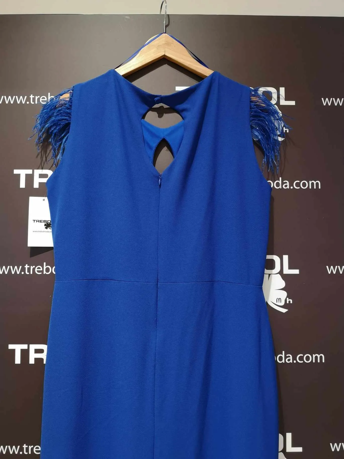 Vestido largo con plumas en los hombros
