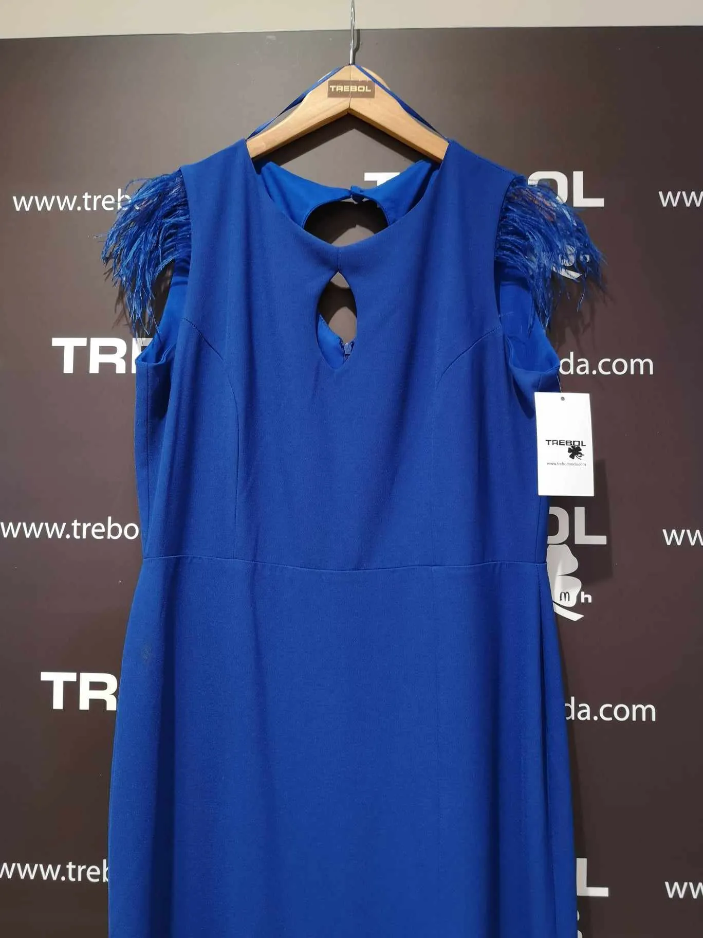 Vestido largo con plumas en los hombros