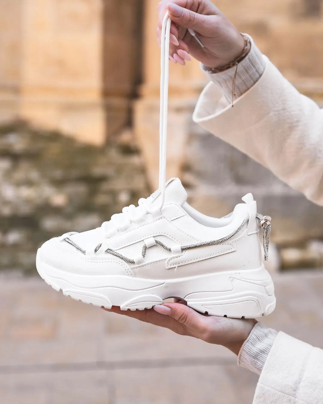ZAPATILLAS DE MUJER BLANCAS CON CORDONES ESTILO SNEAKERS  SIENA