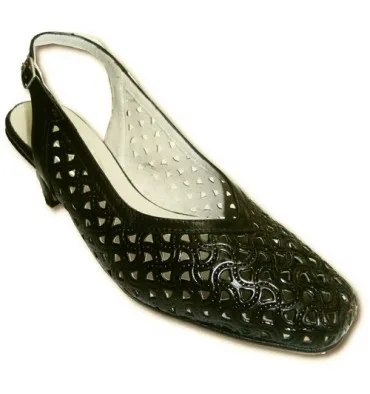 Zapatos abiertos atrás calados negros anchos Pomares Vazquez en negro